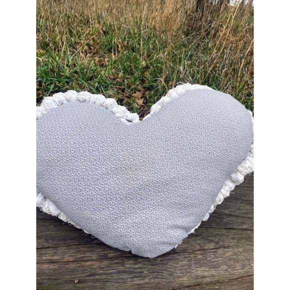 Vintage Heart Shaped Rag Rug Accent Pillow Farmhouse Primitive Red White - Picture 10 of 16